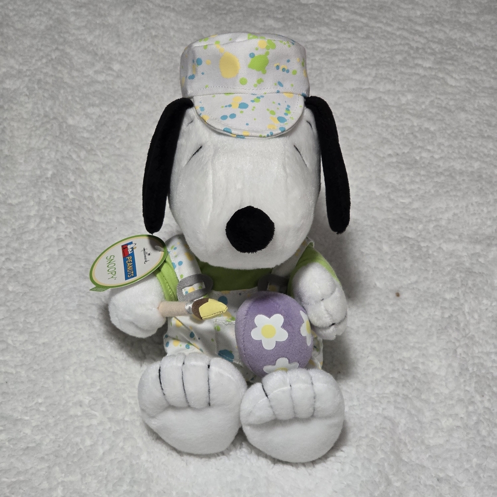 Hallmark Peanuts Snoopy Plush w/Hat Painting An Egg NWT